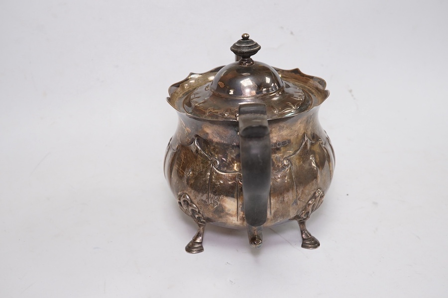 An Edwardian silver teapot by George Howson, Sheffield, 1903, gross weight 16.7oz. Condition - poor to fair